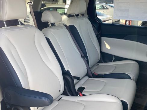 New 2026 Kia Carnival EX image 21