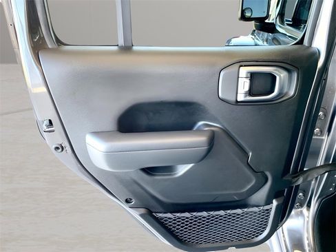 Used 2025 Jeep Gladiator Nighthawk image 16