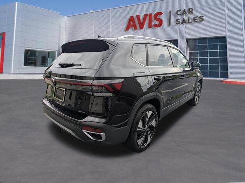 Used 2025 Volkswagen Taos SE AWD/4WD image 6