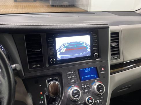 Used 2020 Toyota Sienna XLE FWD image 9