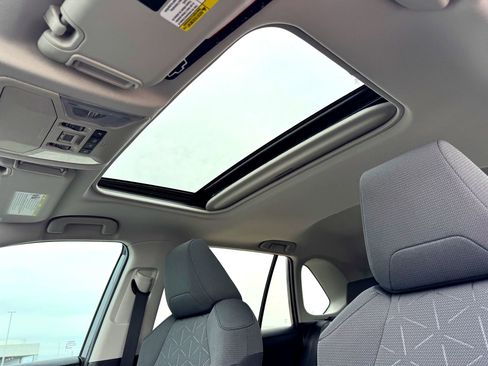 Used 2020 Toyota RAV4 XLE w/ Convenience Package image 14