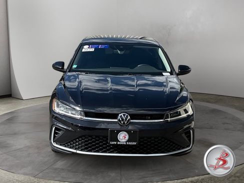 Used 2025 Volkswagen Jetta SE FWD image 2