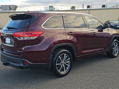 Used 2018 Toyota Highlander XLE w/ Carpet Mat Package (TMS) image 8