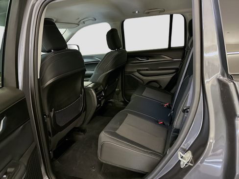 Used 2023 Jeep Grand Cherokee Laredo AWD/4WD image 28