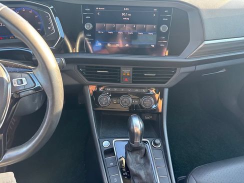 Used 2019 Volkswagen Jetta SEL w/ Cold Weather Package FWD image 9