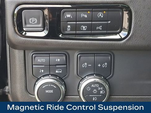 Used 2025 GMC Yukon Denali AWD/4WD image 9