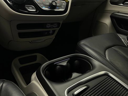 Used 2022 Chrysler Pacifica Touring-L FWD image 28