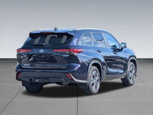 Used 2023 Toyota Highlander XLE AWD/4WD image 5