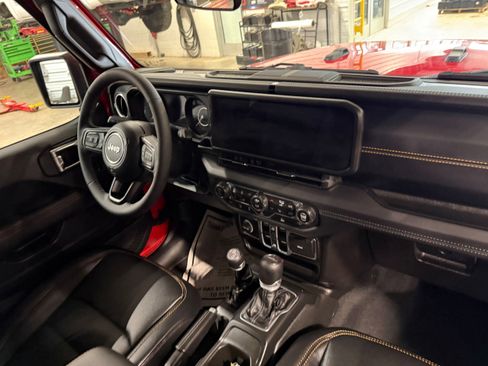 Used 2025 Jeep Gladiator Sport image 11