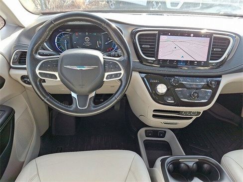 Used 2021 Chrysler Pacifica Touring-L image 11