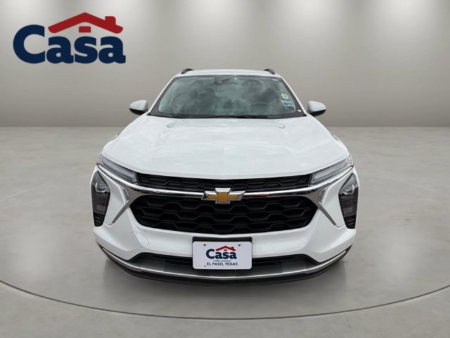 Used 2025 Chevrolet Trax LT FWD image 2