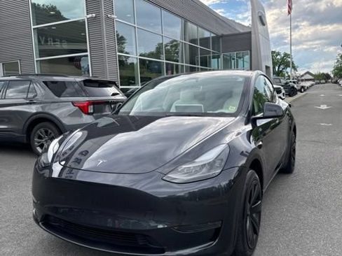 Used 2024 Tesla Model Y 2WD image 1