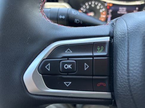 Used 2025 Jeep Compass Trailhawk w/ Trailhawk Convenience Group AWD/4WD image 25