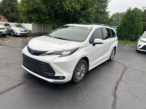 Used 2025 Toyota Sienna XLE FWD image 3