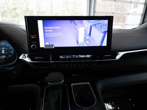 Used 2025 Toyota Sienna XLE Woodland Edition image 17