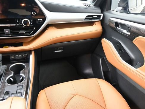 Used 2026 Toyota Highlander Platinum image 28