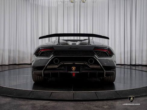Used 2018 Lamborghini Huracan Performante AWD/4WD image 16