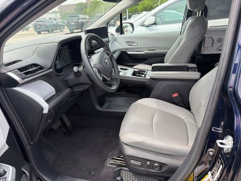 Used 2025 Toyota Sienna XLE FWD image 11