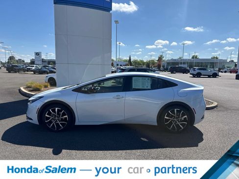 Used 2024 Toyota Prius Prime FWD image 3