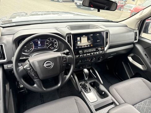Used 2025 Nissan Frontier SV image 13