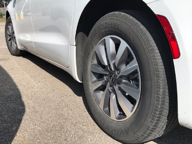 Used 2024 Chrysler Pacifica Limited FWD image 37