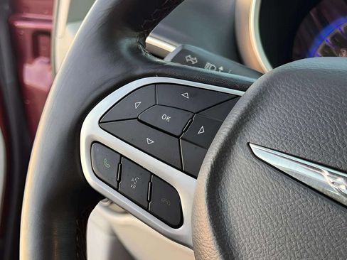 Used 2019 Chrysler Pacifica Touring-L FWD image 16