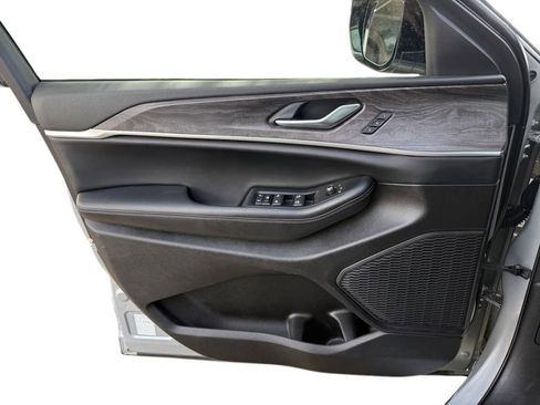 Used 2024 Jeep Grand Cherokee L Limited w/ Luxury Tech Group II image 17