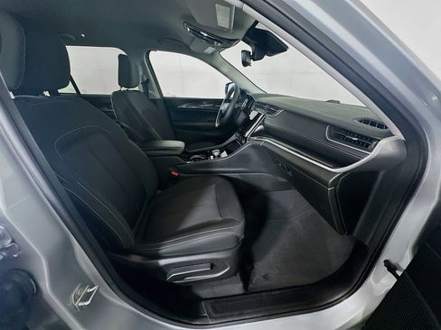 Used 2023 Jeep Grand Cherokee Laredo image 32