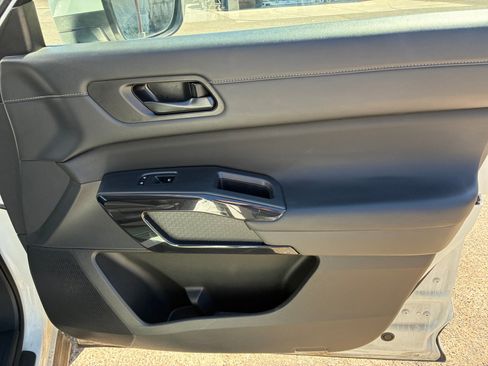 Used 2025 Nissan Pathfinder SV AWD/4WD image 31