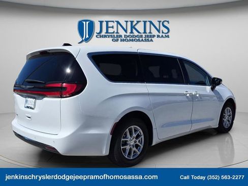 Used 2024 Chrysler Pacifica Touring-L image 8