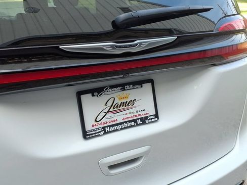 Used 2024 Chrysler Pacifica Touring-L FWD image 32