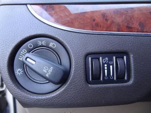 Used 2014 Chrysler Town & Country Touring FWD image 18