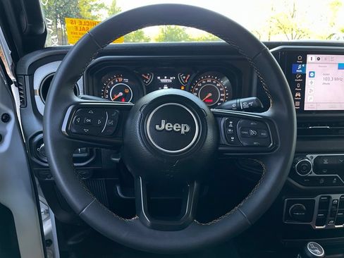 Used 2025 Jeep Gladiator Sport AWD/4WD image 13