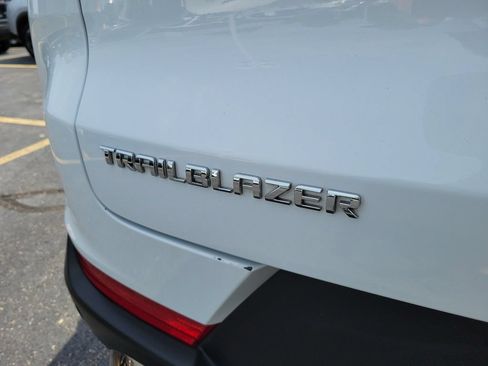 Used 2023 Chevrolet TrailBlazer ACTIV w/ Sun and Liftgate Package FWD image 9