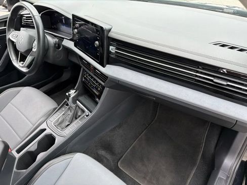 Used 2025 Volkswagen Jetta SE FWD image 25
