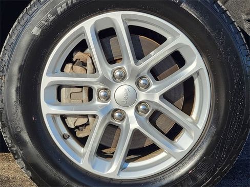 Certified 2023 Jeep Grand Cherokee L Laredo image 17