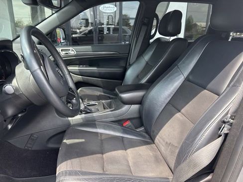 Used 2019 Jeep Grand Cherokee Altitude AWD/4WD image 3