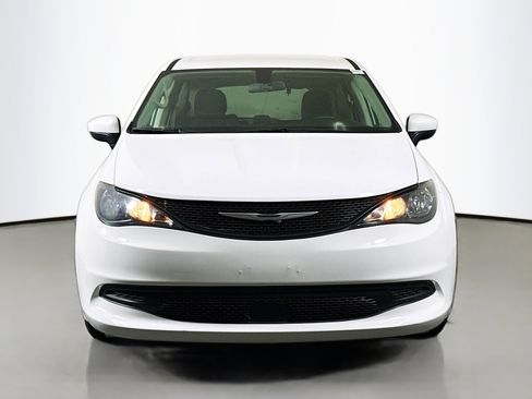 Used 2022 Chrysler Voyager LX FWD image 2