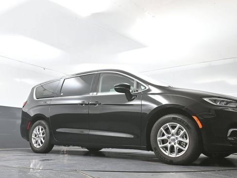 Used 2024 Chrysler Pacifica Touring-L FWD image 58