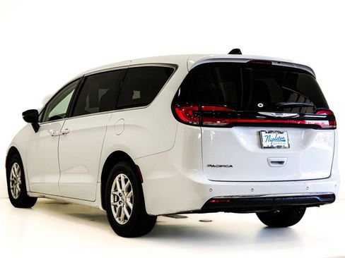 Used 2024 Chrysler Pacifica Touring-L FWD image 8