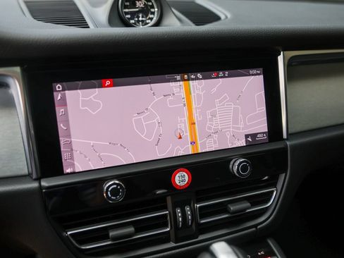 Certified 2026 Porsche Macan AWD/4WD image 23