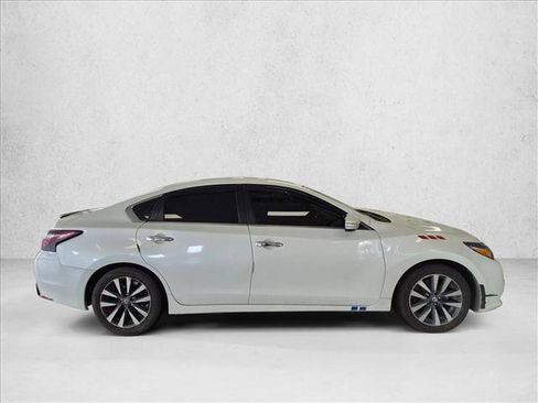 Used 2017 Nissan Altima 2.5 SL w/ Moonroof Package FWD image 3