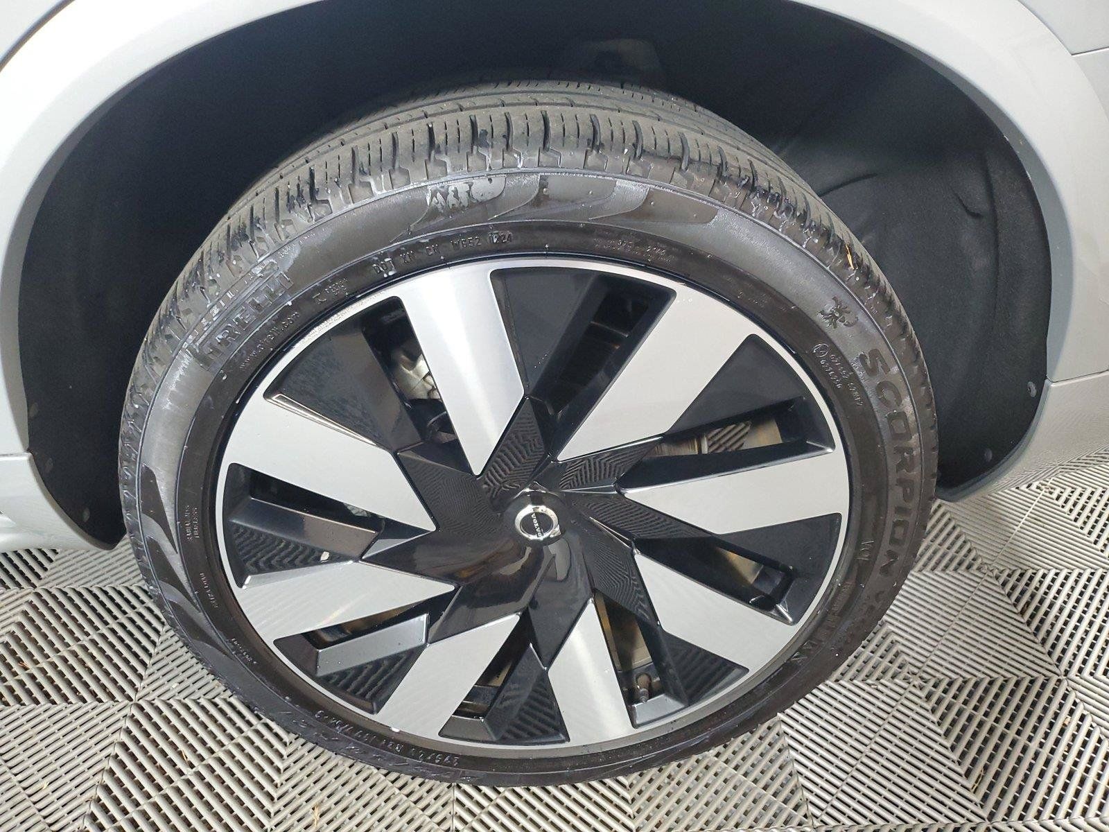 Used 2024 Volvo XC90 T8 Plus w/ Protection Package Premier AWD/4WD image 11
