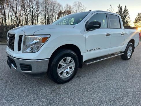 Used 2019 Nissan Titan SV image 29