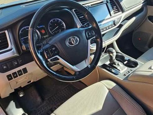 Used 2017 Toyota Highlander Limited Platinum image 6