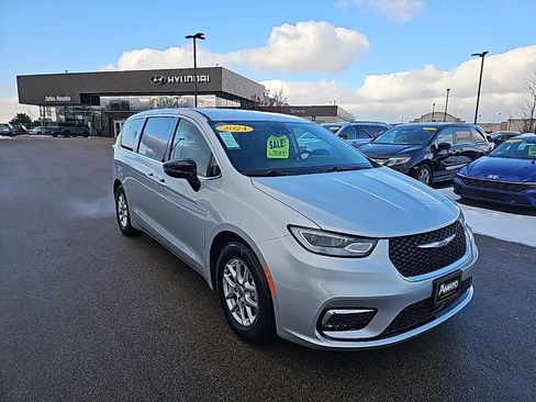 Used 2024 Chrysler Pacifica Touring-L image 7