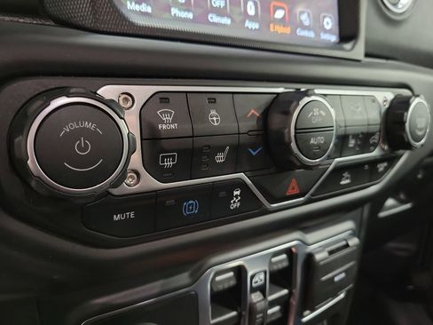 Used 2023 Jeep Wrangler Unlimited Sahara w/ Cold Weather Group image 17