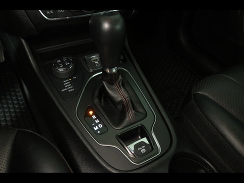 Used 2022 Jeep Cherokee Trailhawk w/ Premium Leather Package image 25