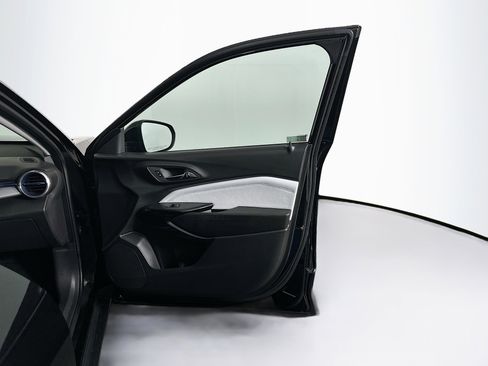 Used 2025 Chevrolet Trax LT w/ LT Convenience Package image 29