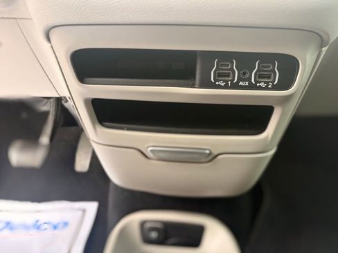 Used 2023 Chrysler Pacifica Touring-L image 22